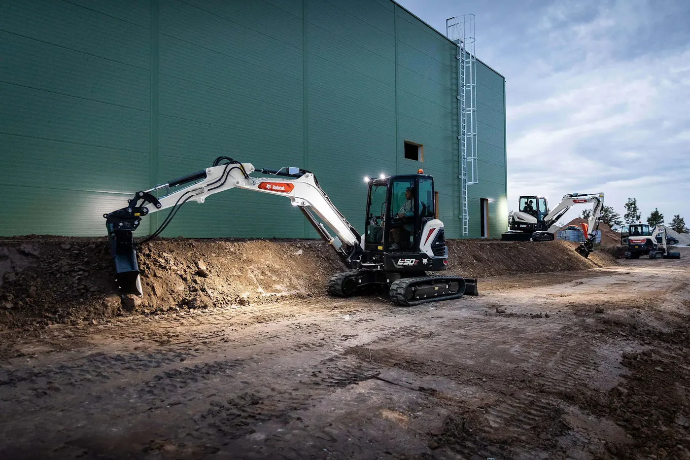 Miniescavatore Bobcat E50z al lavoro in un cantiere