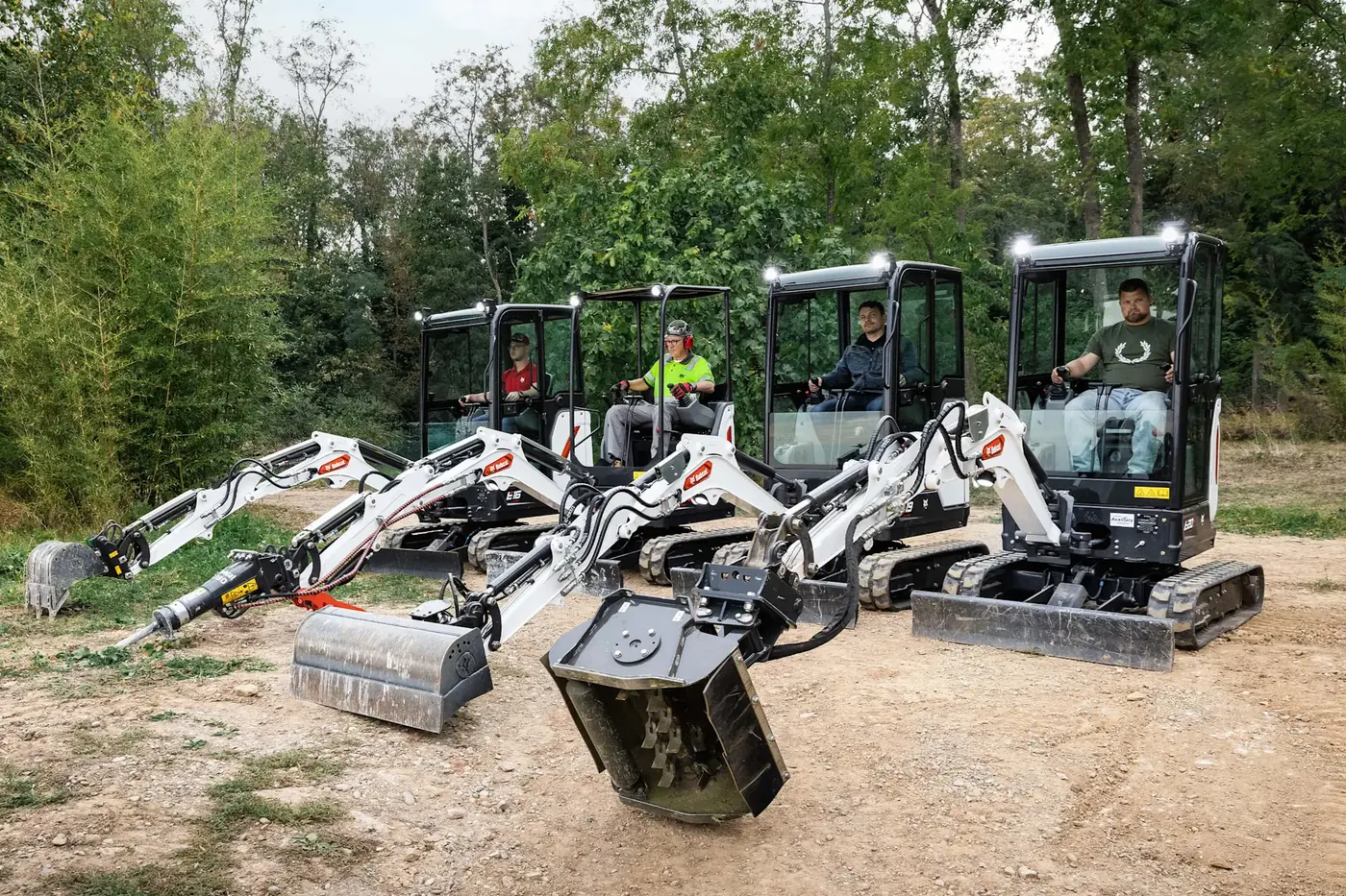 Tre miniescavatori Bobcat con benna, martello idraulico e altri accessori