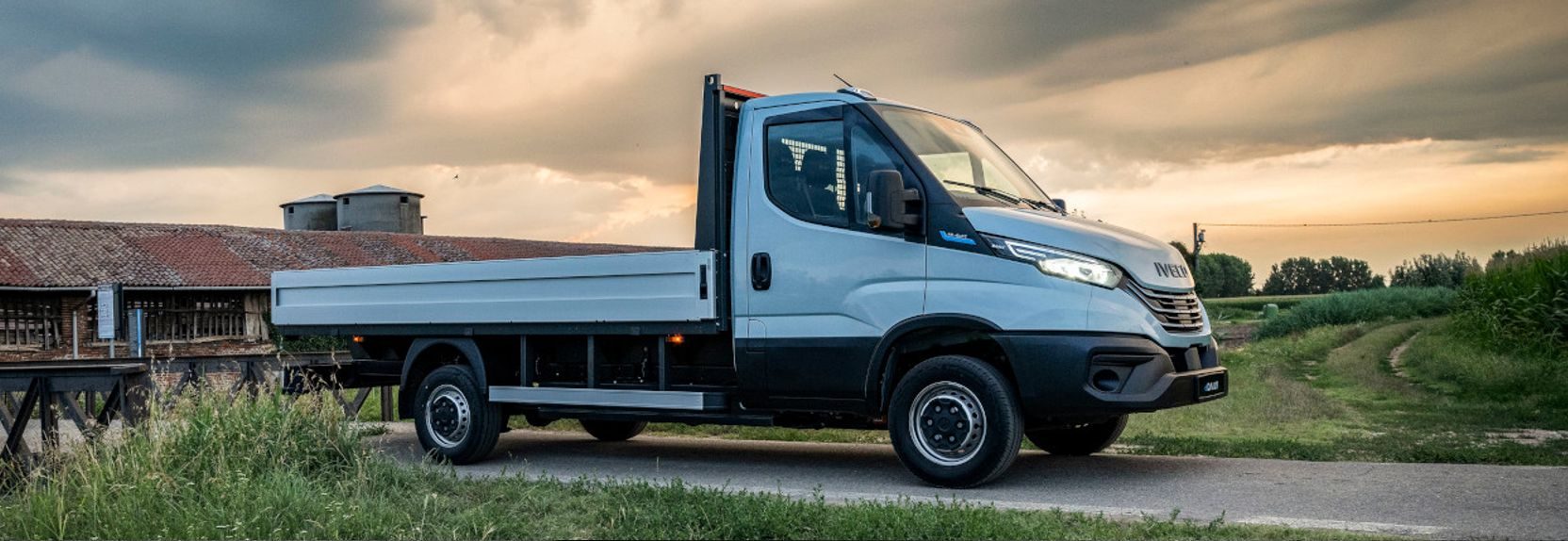 IVECO Daily cabinato con cassone aperto al tramonto in campagna