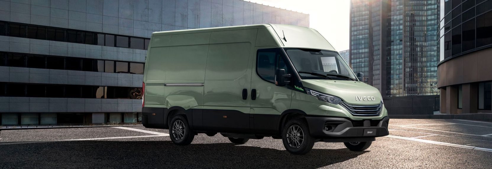 IVECO Daily furgone verde salvia parcheggiato in città