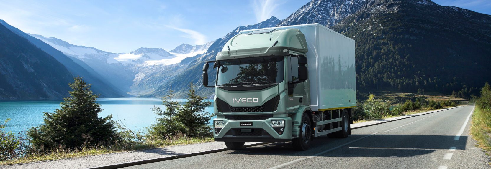 IVECO Eurocargo con cassone chiuso su una strada di montagna lungo un lago