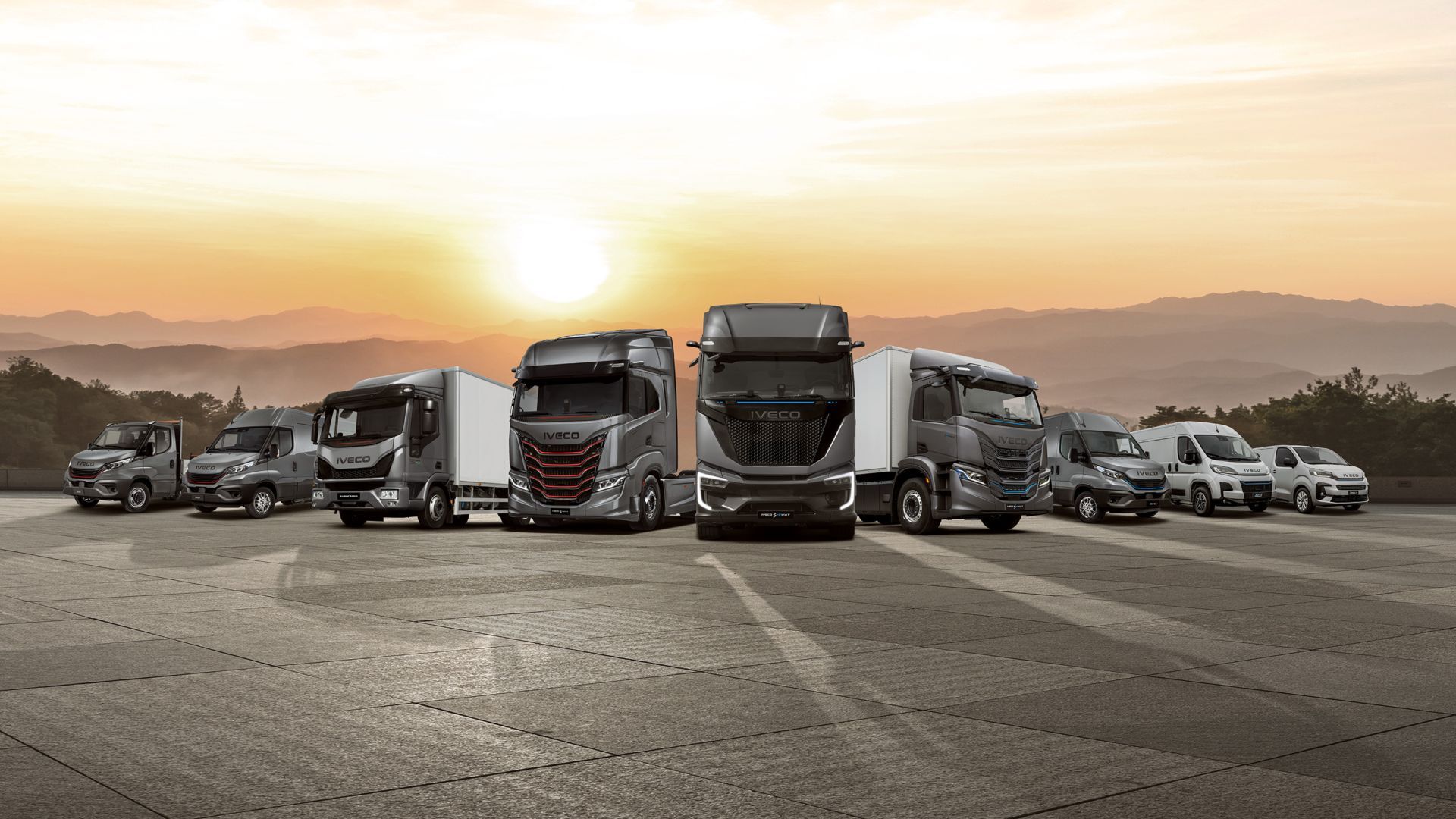 La gamma IVECO di furgoni e camion schierata al tramonto