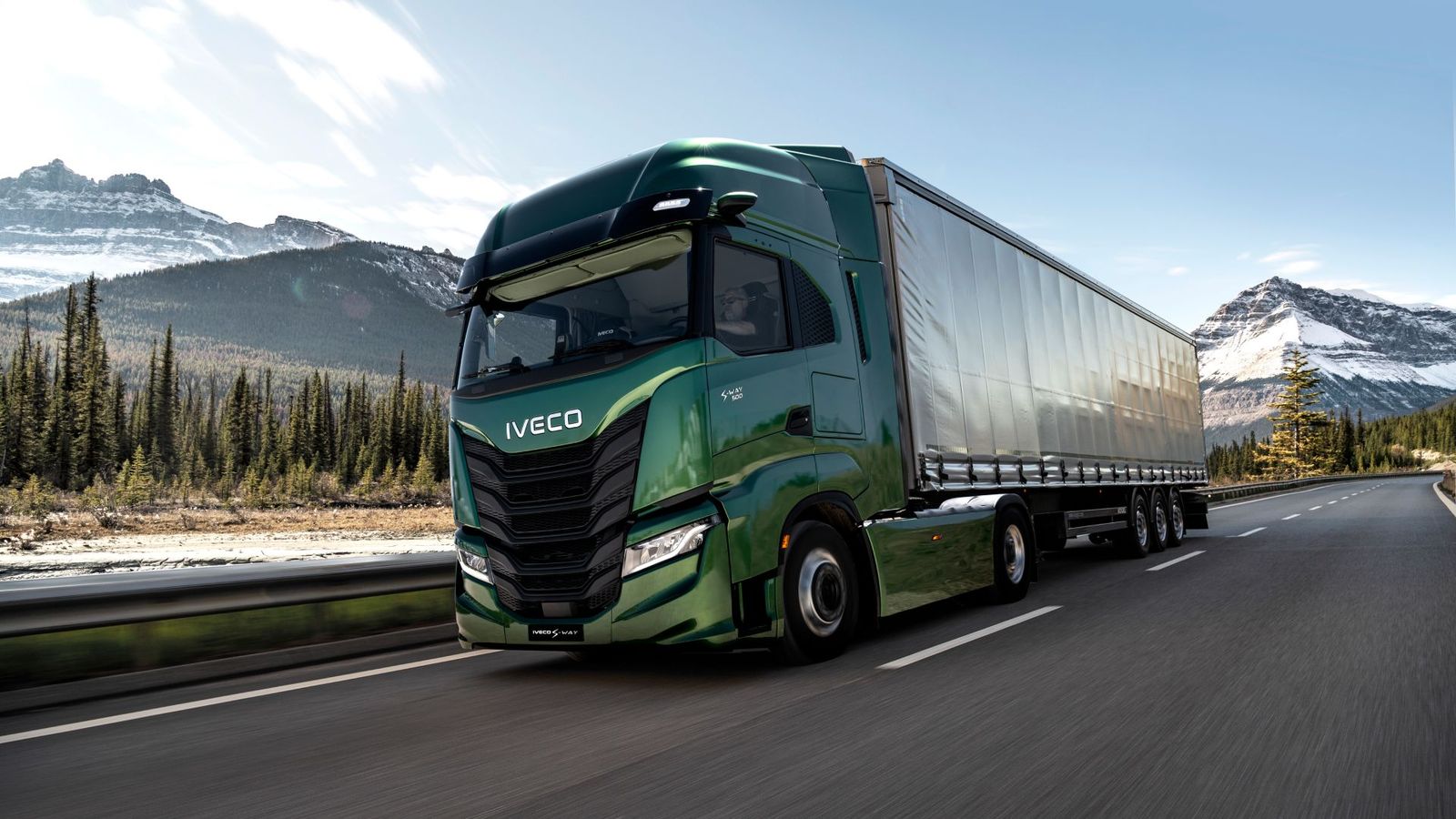 IVECO S-Way verde con semirimorchio centinato in viaggio tra le montagne