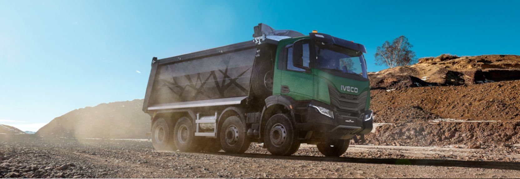 IVECO T-Way ribaltabile 8x4 in una cava